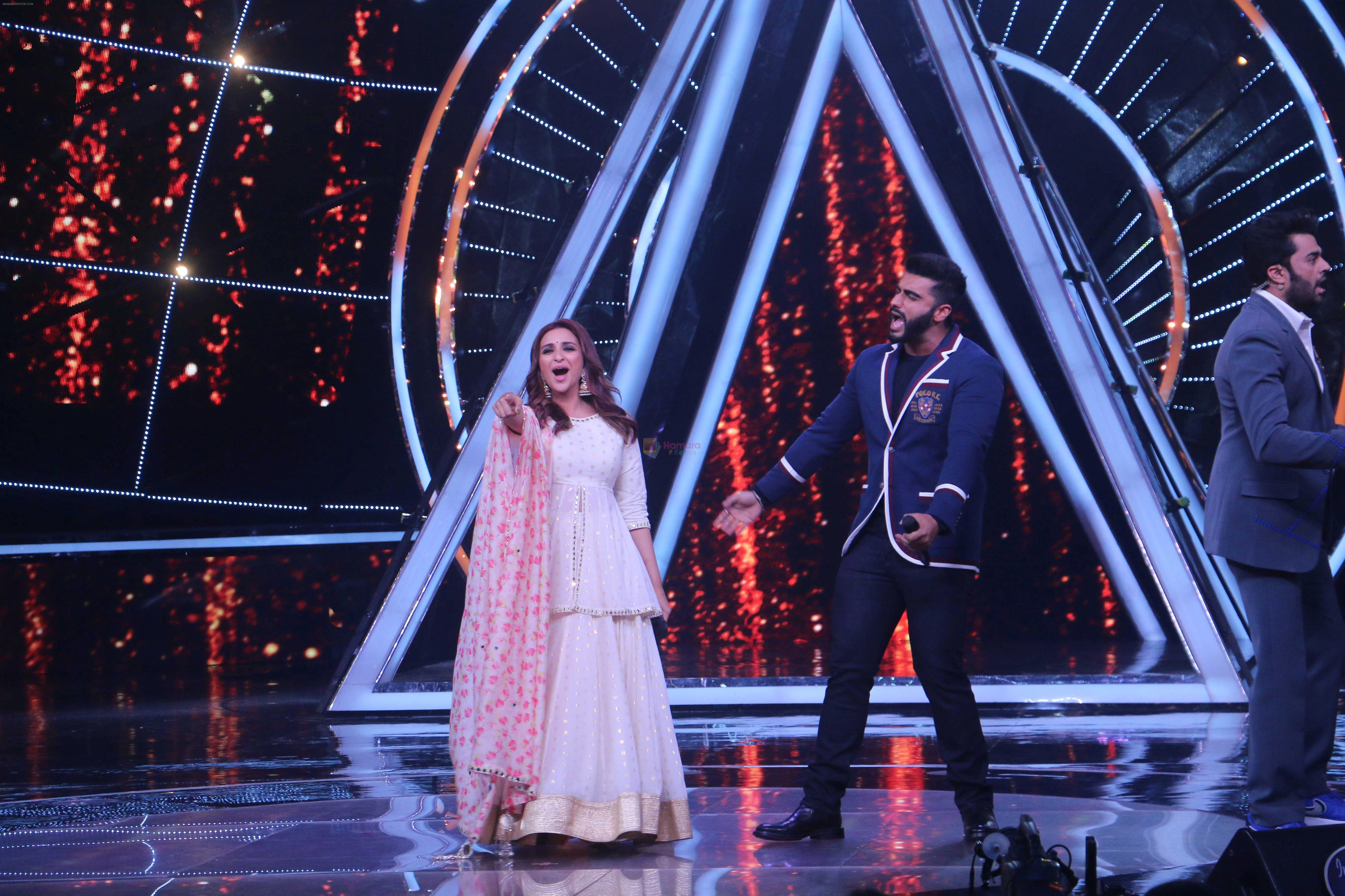 Arjun Kapoor & Parineeti Chopra on Indian Idol set at Yashraj studio in 